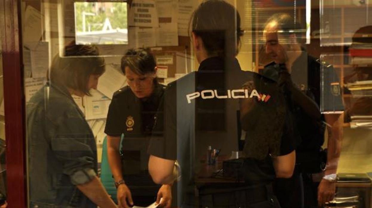 Una mujer es atendida en dependencias policiales