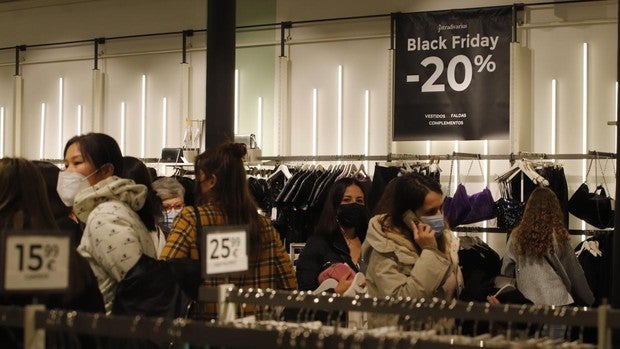 Calles llenas en una jornada de descuentos y compras a la que se suma el pequeño comercio en Córdoba