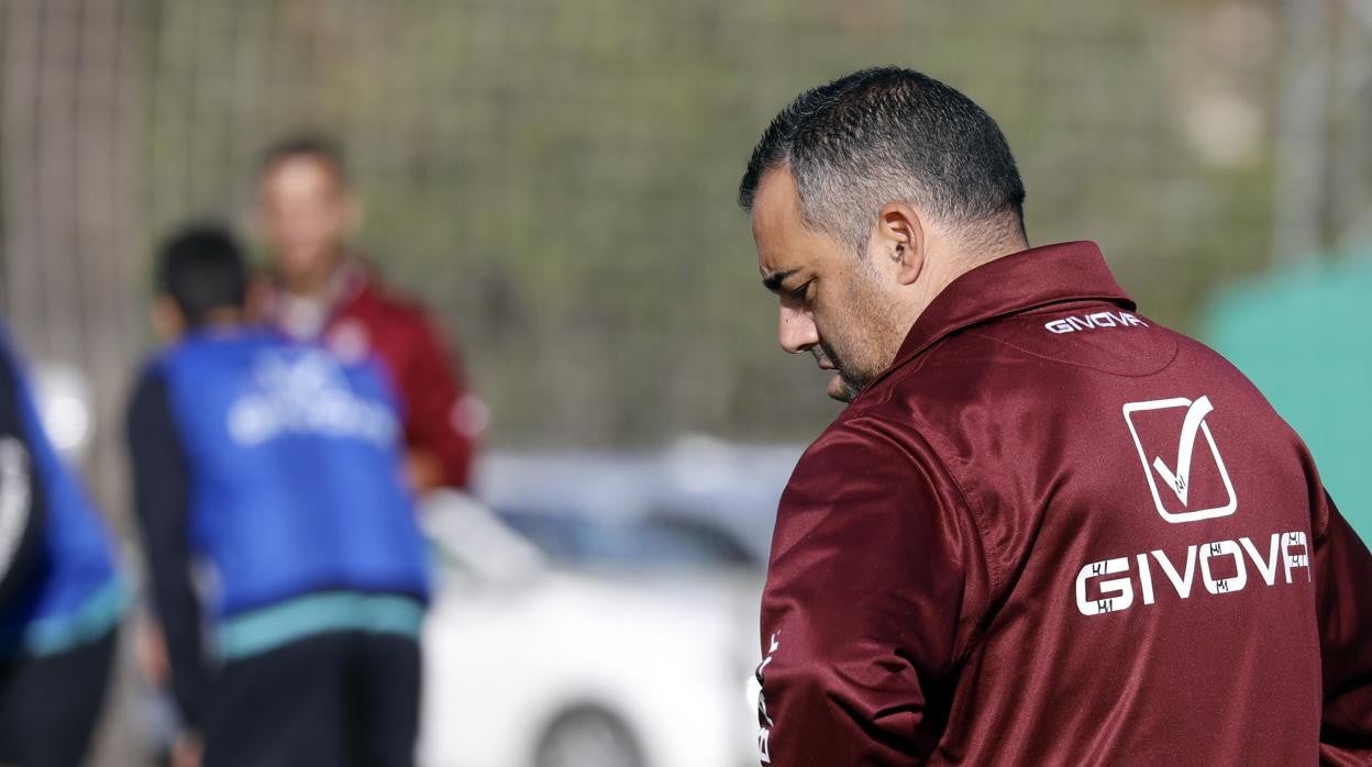 El entrenador del Córdoba, Germán Crespo, en un entrenamiento