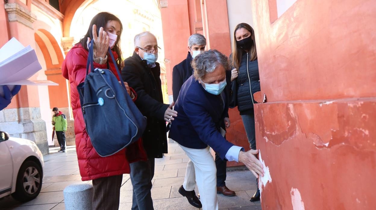 Fuentes comprueba el deterioro del estuco en un soportal de la Corredera en presencia de Juan Murllo y técnicos de la Gerencia en la mañana del viernes