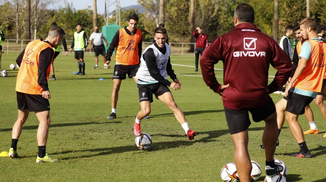 El central del Córdoba CF José Alonso intenta cortar el balón en un rondo