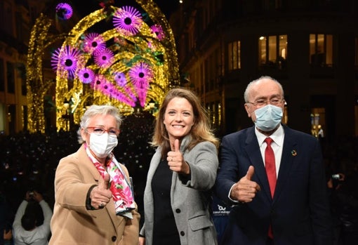 La periodista y presentadora, María Casado (en el centro), junto al alcalde de Málaga, Francisco de la Torre, y la concejala de Fiestas y Servicios Operativos, Teresa Porras