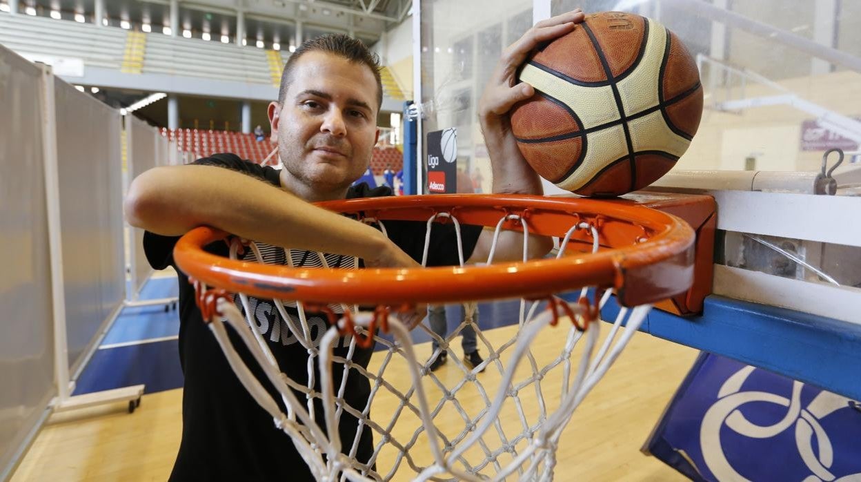 El entrenador de baloncesto de Córdoba Rafa Sanz, en una canasta de Vista Alegre