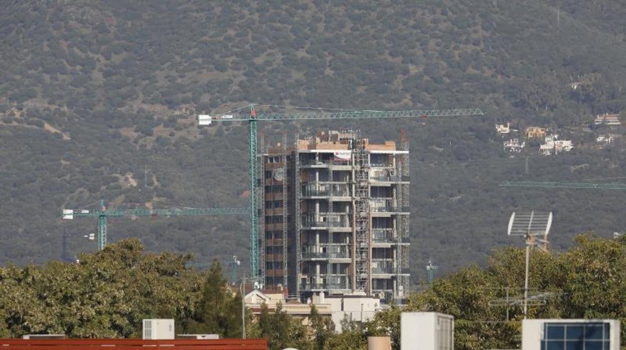 Obras de la Torre del Agua con la sierra al fondo en la capital cordobesa