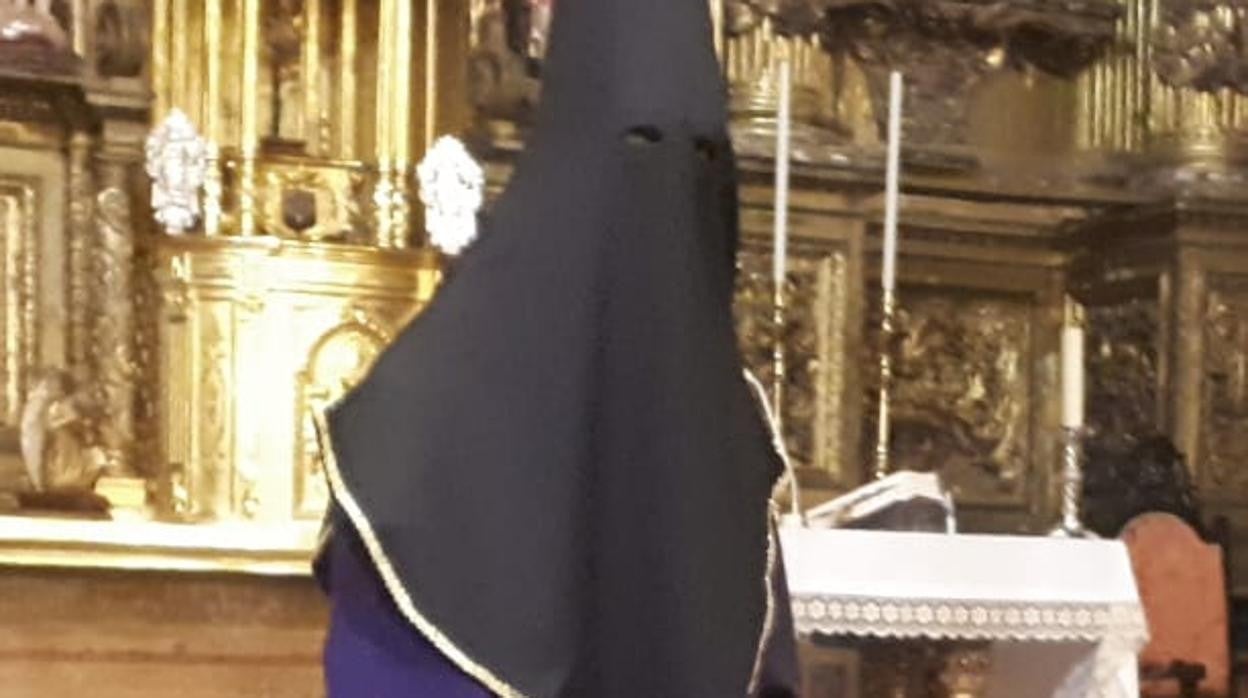 Modelo del nuevo hábito de los nazarenos de Jesús Caído, con tela de sarga