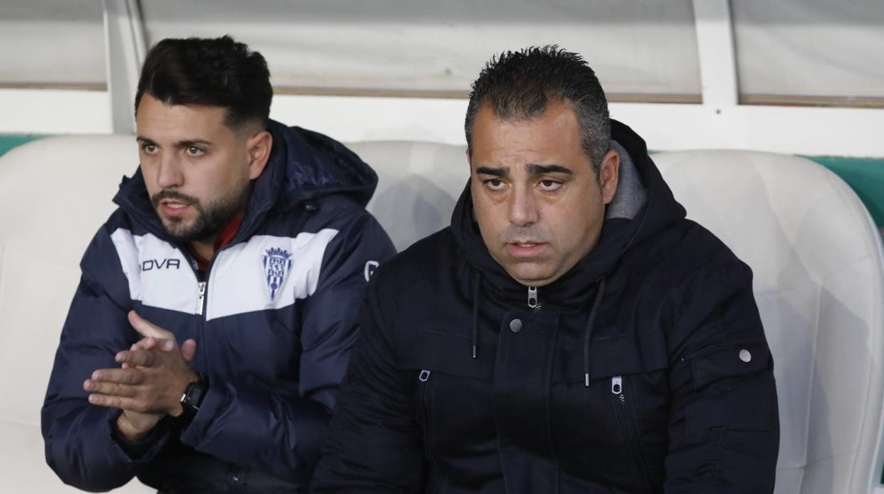 Germán Crespo en el banquillo del Córdoba antes del partido ante el Mérida