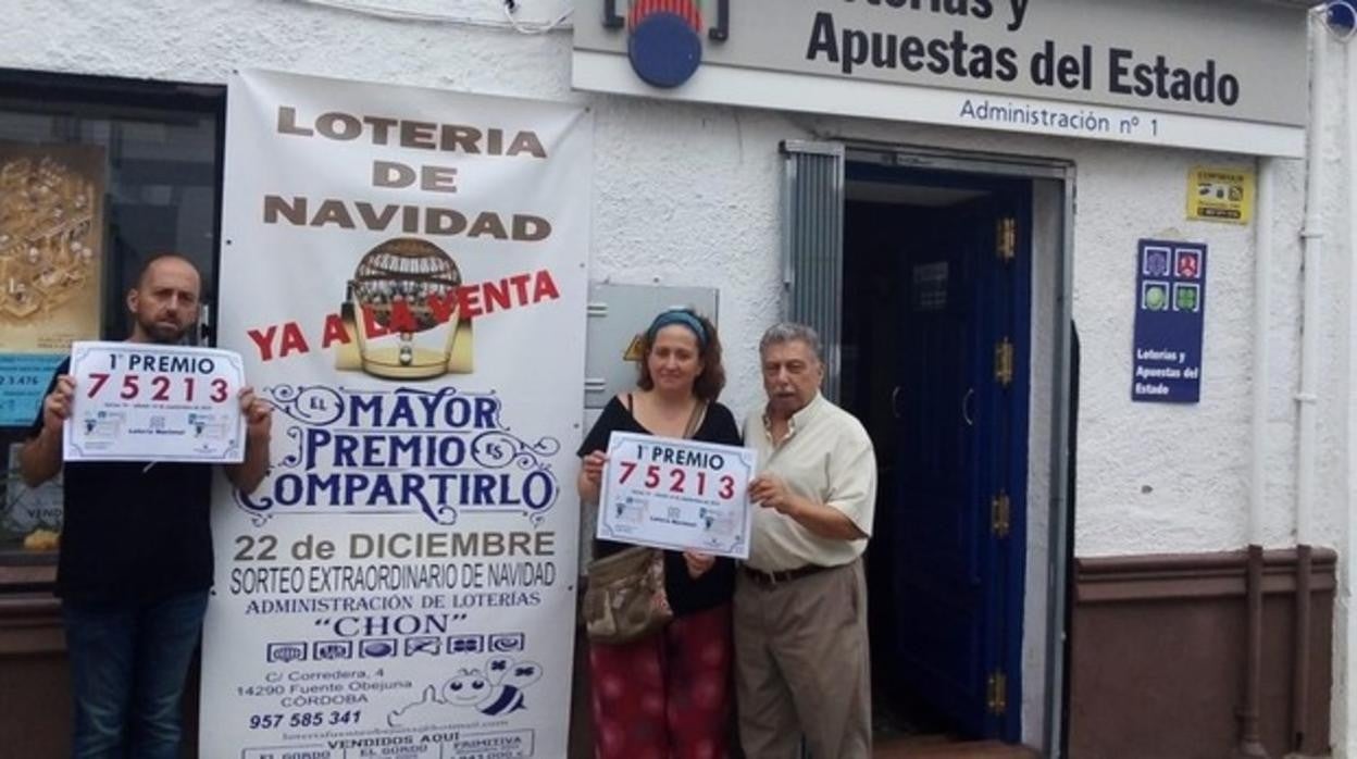 Anastasio, propietario de la Administración, posa con otro premio de la Lotería de Navidad que repartió