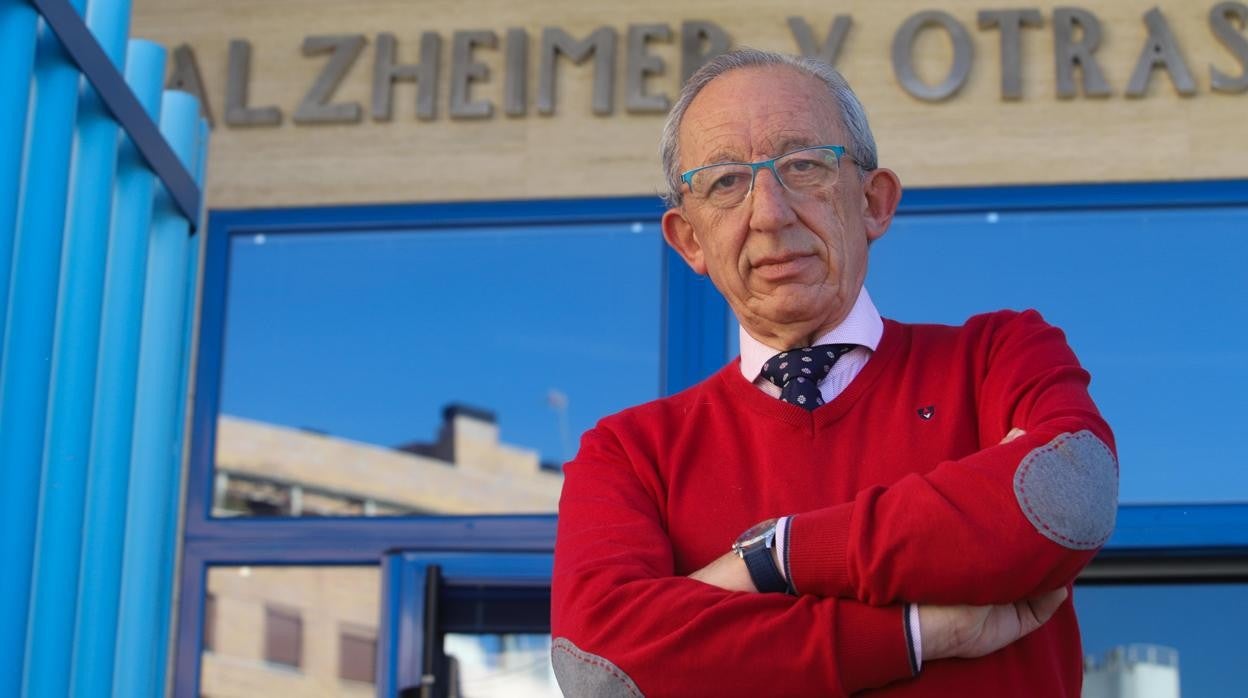 Rafael Luque a las puertas de la sede de la Asociación San Rafael de Alzheimer de Córdoba