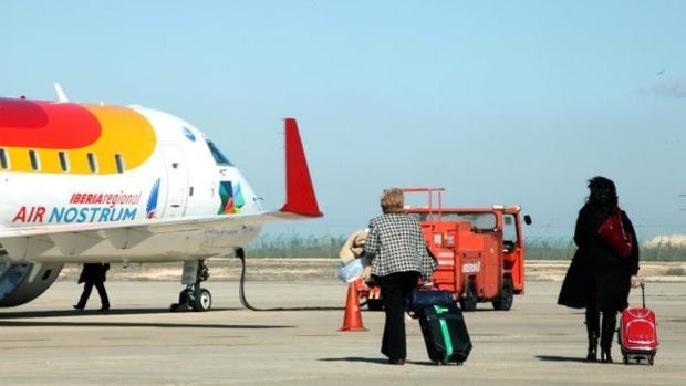 Opositores de Enfermería en Melilla fletan un avión para poder presentarse también en Andalucía