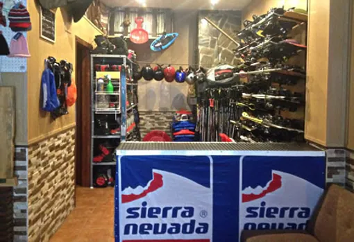 Sierra Nevada cuenta con múltiples tiendas y lugares para alquilar el equipamiento necesario de esquí y snowboard