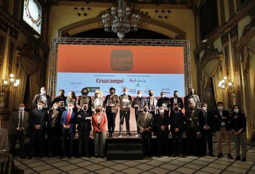 Foto de familia de organizadores, patrocinadores y premiados en el Real Círculo de la Amistad de Córdoba