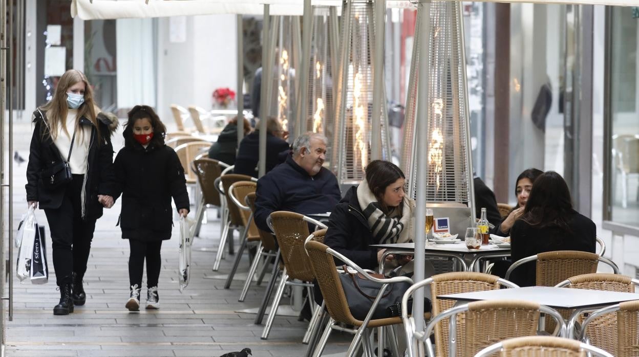 Una terraza en el Centro de Córdoba con sus estufas encendidas