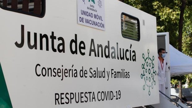 Los andaluces de entre 60 y 65 años podrán pedir cita para la tercera dosis de la vacuna del Covid esta semana