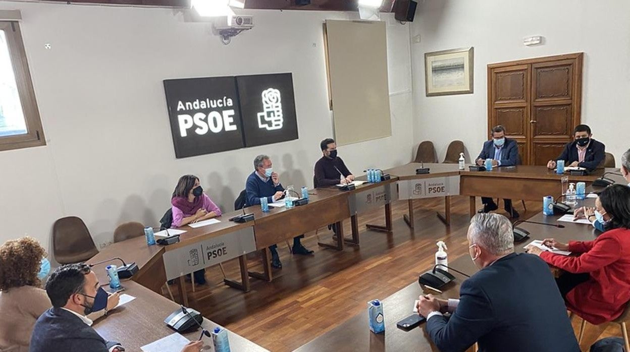 El líder del PSOE andaluz en la reunión que ha mantenido este martes con todos los secretarios generales