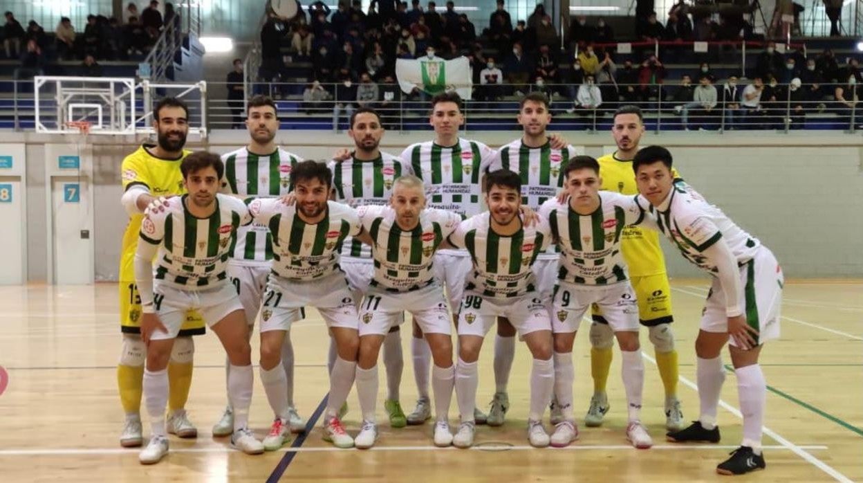 Los jugadores del Córdoba Patrimonio posan antes del partido ante el Hospitalet