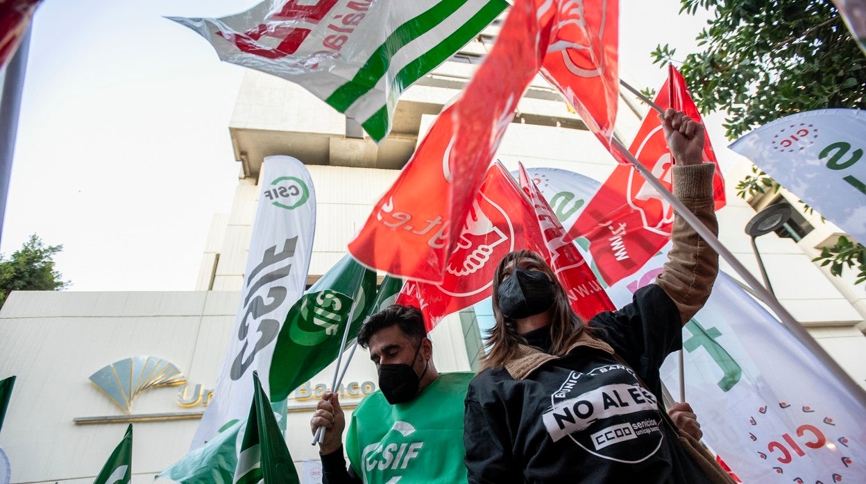 Trabajadores en una de las protestas contra el ERE de Unicaja en Málaga