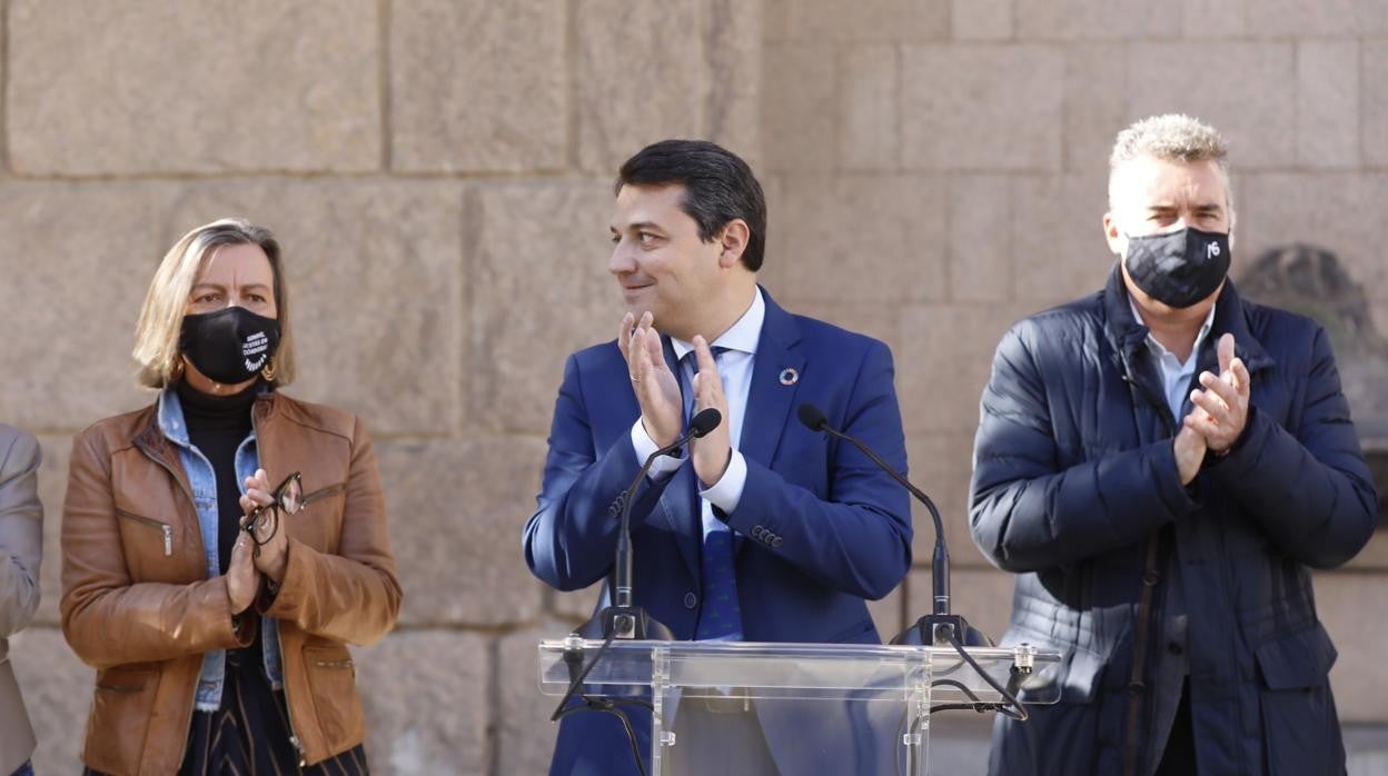 El alcalde, entre Isabel Albás y Manuel Torrejimeno