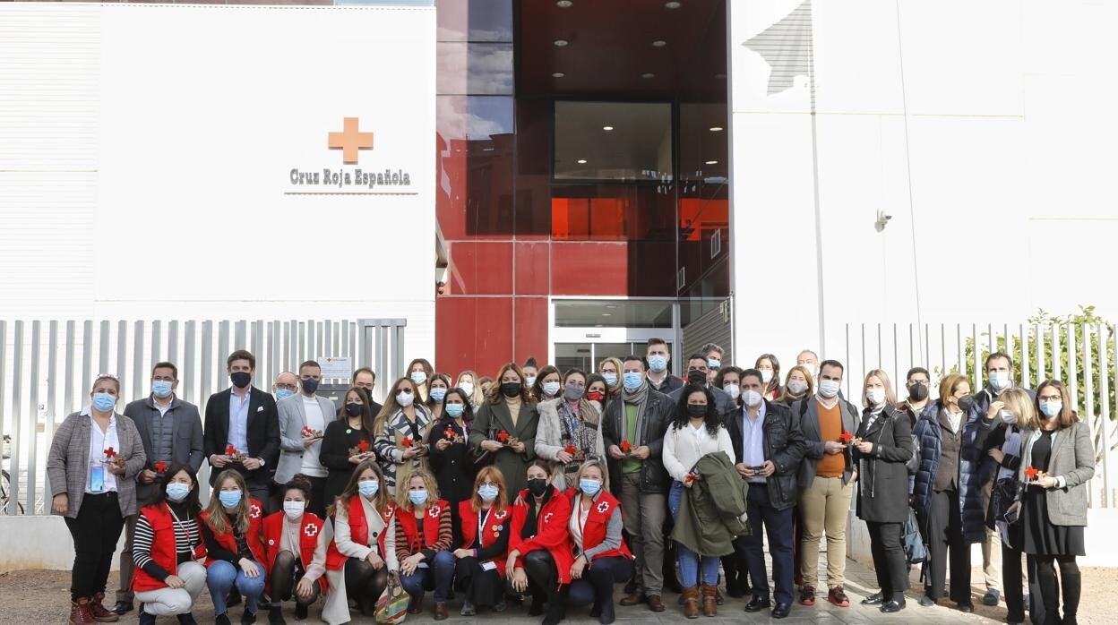 Los premiados en el acto de hoy en Córdoba, junto a responsables de Cruz Roja