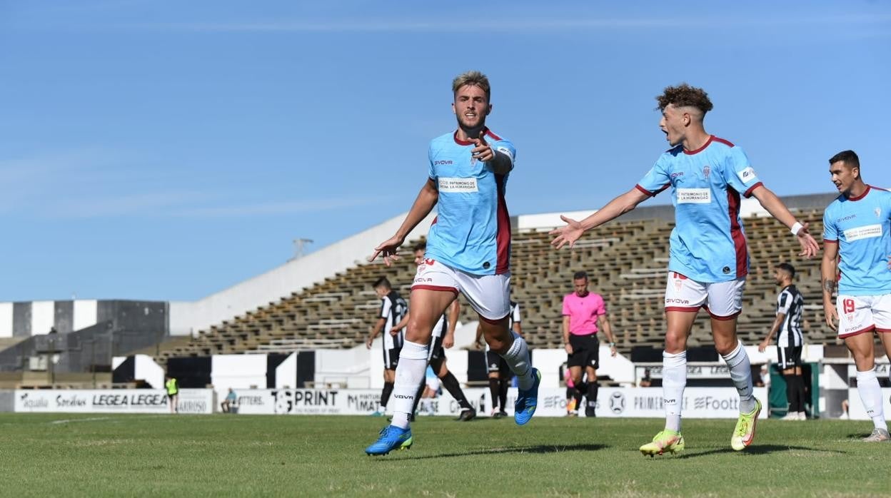 Antonio Casas y Simo celebran un gol ante el Linense