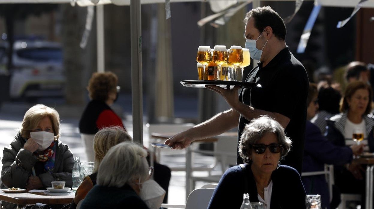 Un camarero atiende una terraza en el Centro de Córdoba