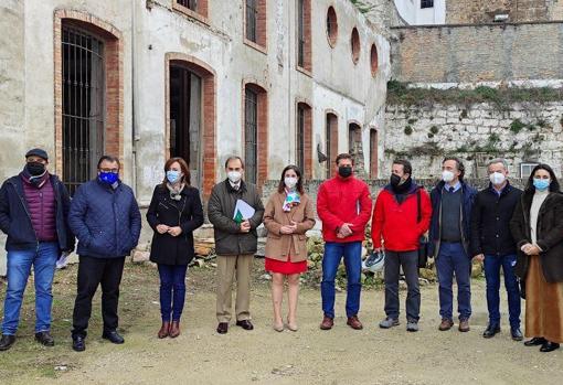 Foto de familia tras la firma del contrato de las obras del Museo Arqueológico de Priego