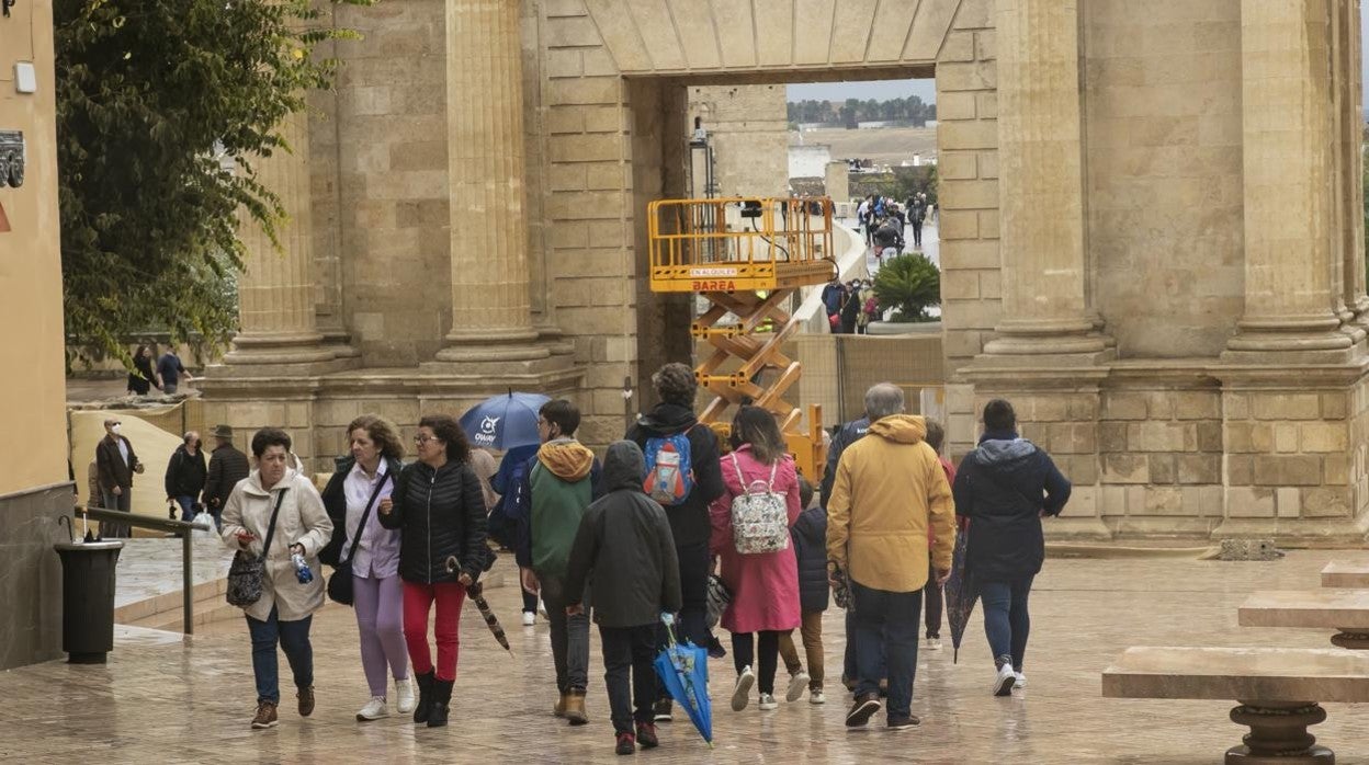 Turistas en la Puerta del Puente durante el puente de Todos los Santos