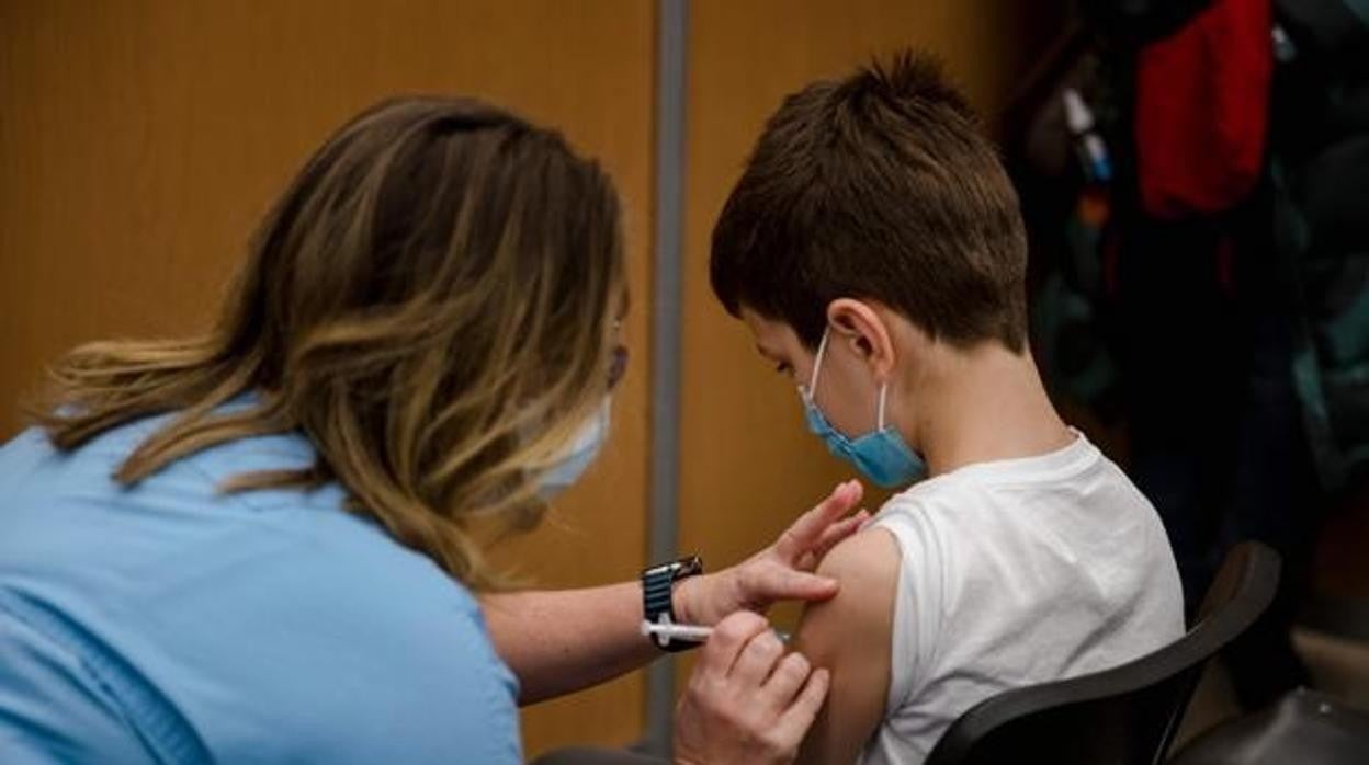 Un niño recibe la vacuna contra el Covid