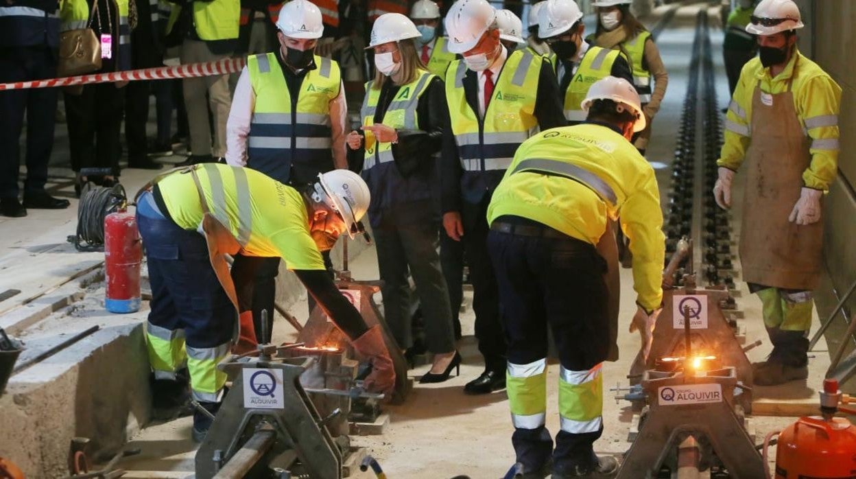 Última soldadura de la vía para llevar el metro de Málaga al centro