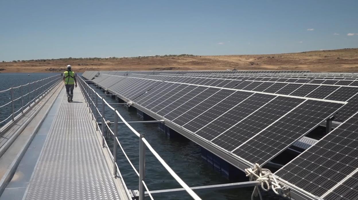 Una planta solar sobre un embalse