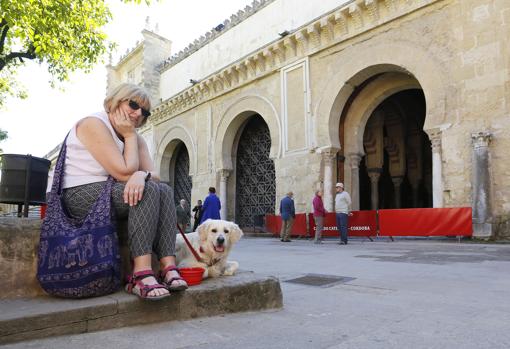 Fachada al Patio de los Naranjos, con el vano de la segunda puerta