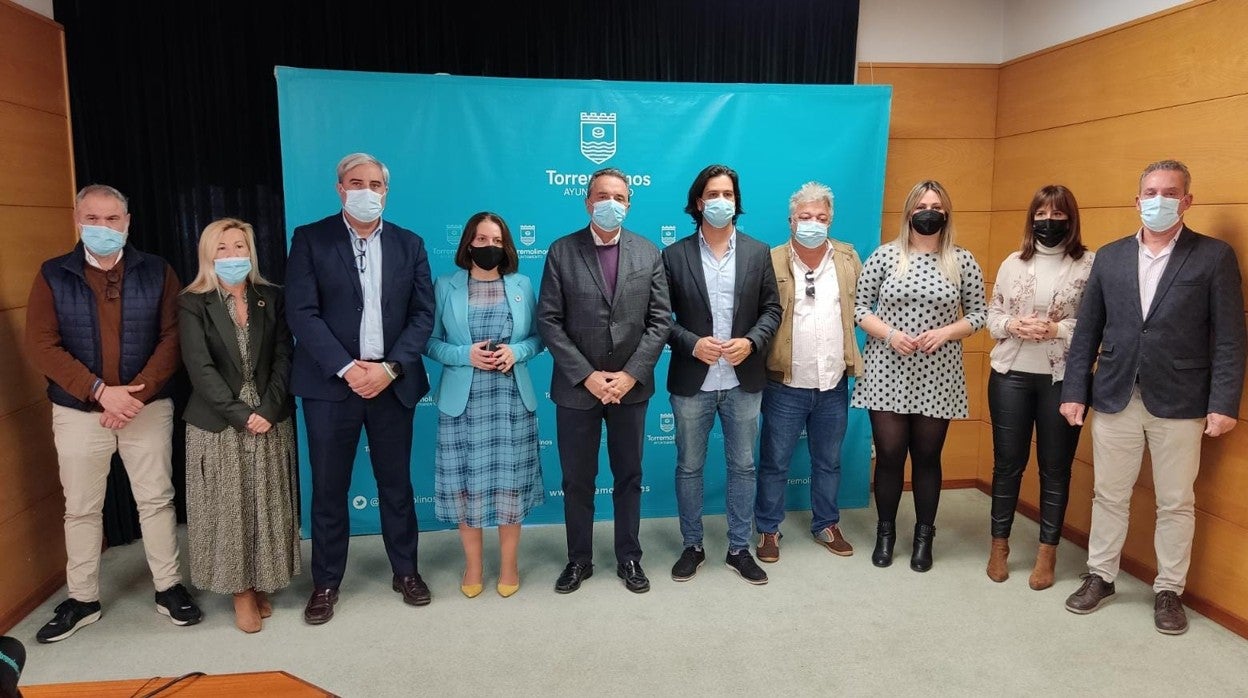 José Ortiz (centro) con su equipo en Torremolinos antes de la rueda de prensa