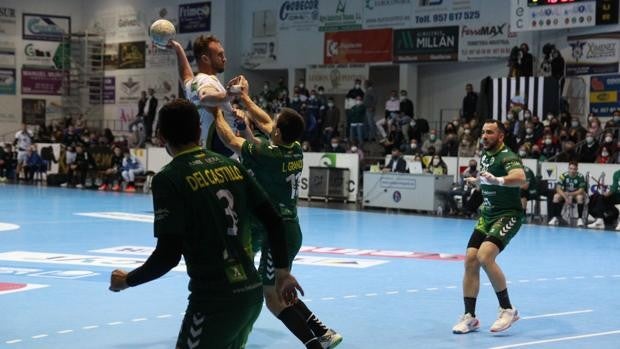 El Ángel Ximénez se impone a Antequera en el derbi y rompe la racha negativa en casa (28-19)