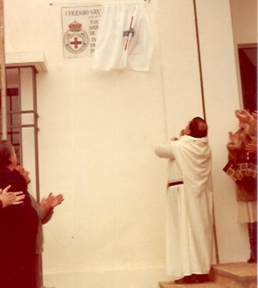 El padre Manuel Fuentes descubre una placa en el colegio