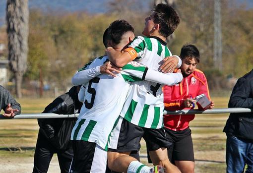 Los jugadores del Córdoba B celebran el gol de Burgos ante el Cabecense