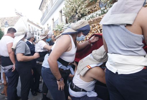 Costaleros de la Divina Pastora en Córdoba, la primera procesión tras la pandemia