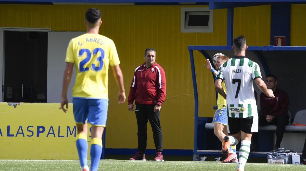 Germán Crespo en el banquillo en el partido ante Las Palmas