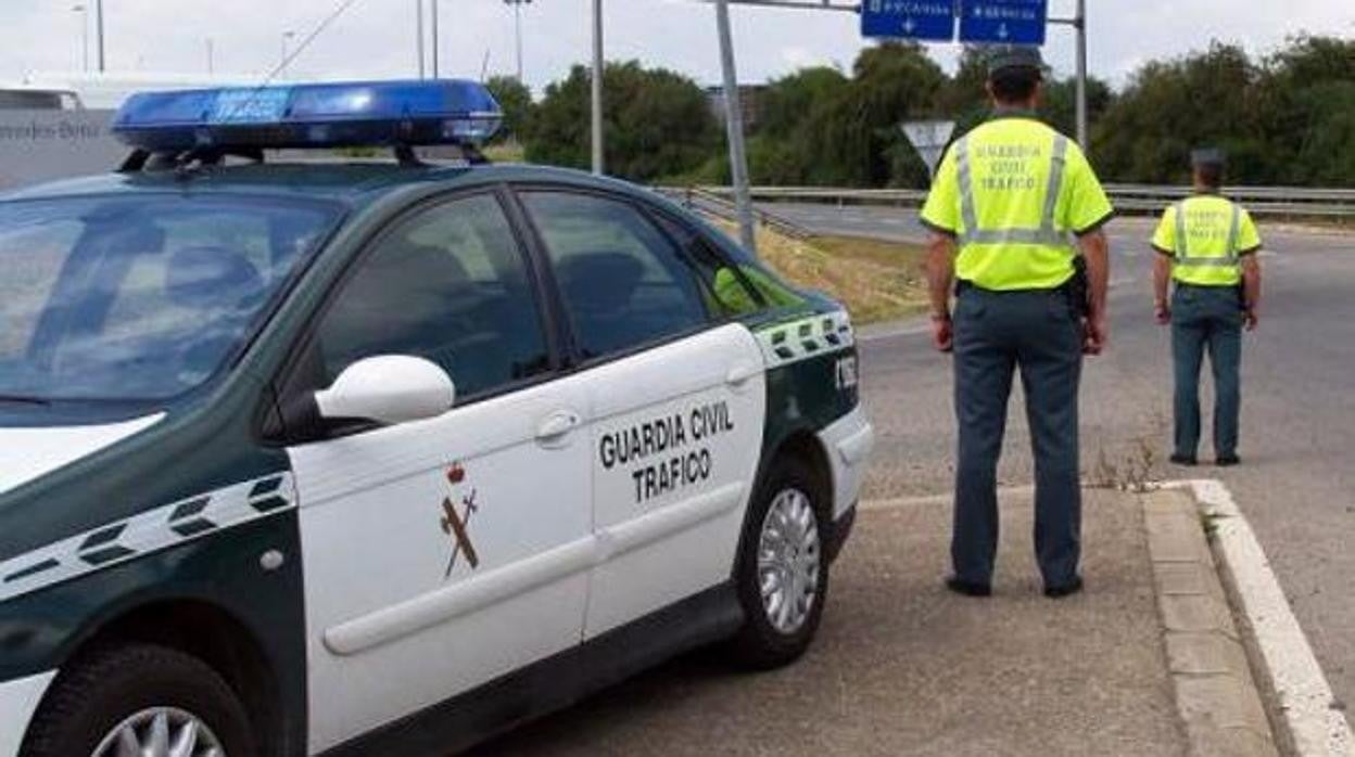 Dos agentes de al Guardia Civl de Tráfico en una imagen de archivo