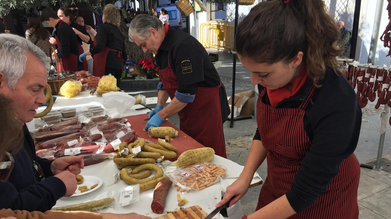 Varias personas dan a degustar algunos productos