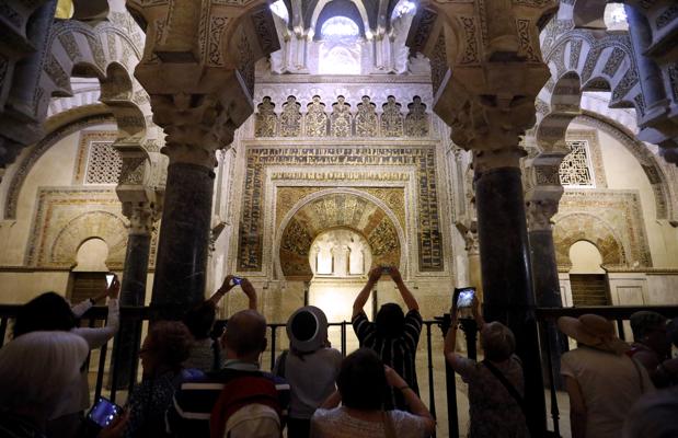 Turistas fotografía el mihrab, una de las zonas más emblemáticas de la Mezquita-Catedral de Córdoba