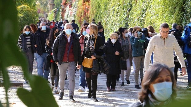 El ritmo de contagios de Covid se acelera en Andalucía en pleno puente pero no se nota en los hospitales