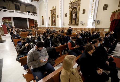 Asistentes a la presentación y bendición de la nueva pieza