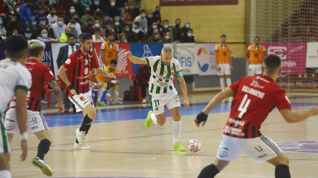 Miguelín dispara en una acción del Córdoba Patrimonio frente al F. E. Zaragoza