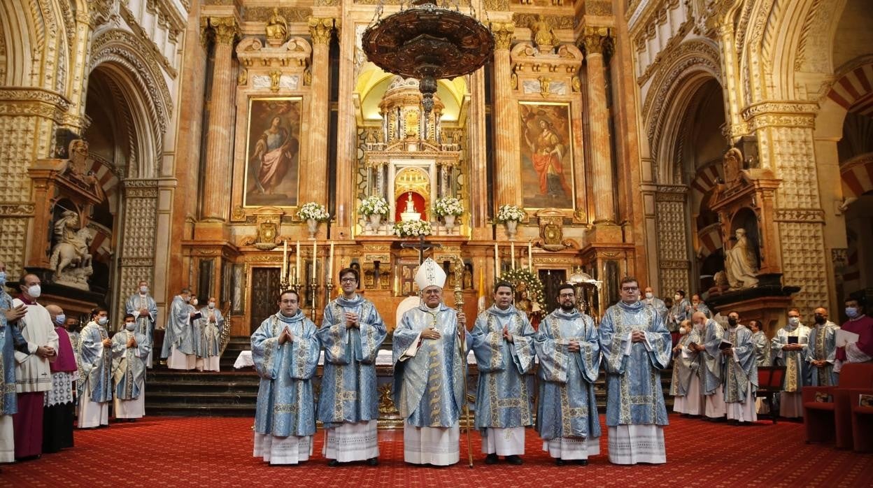 El obispo de Córdoba con los nuevos diáconos