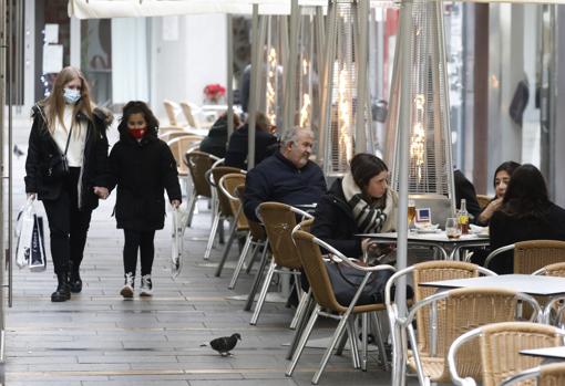 Imagen de una terraza en las calles del Centro de Córdoba con sus estufas puestas