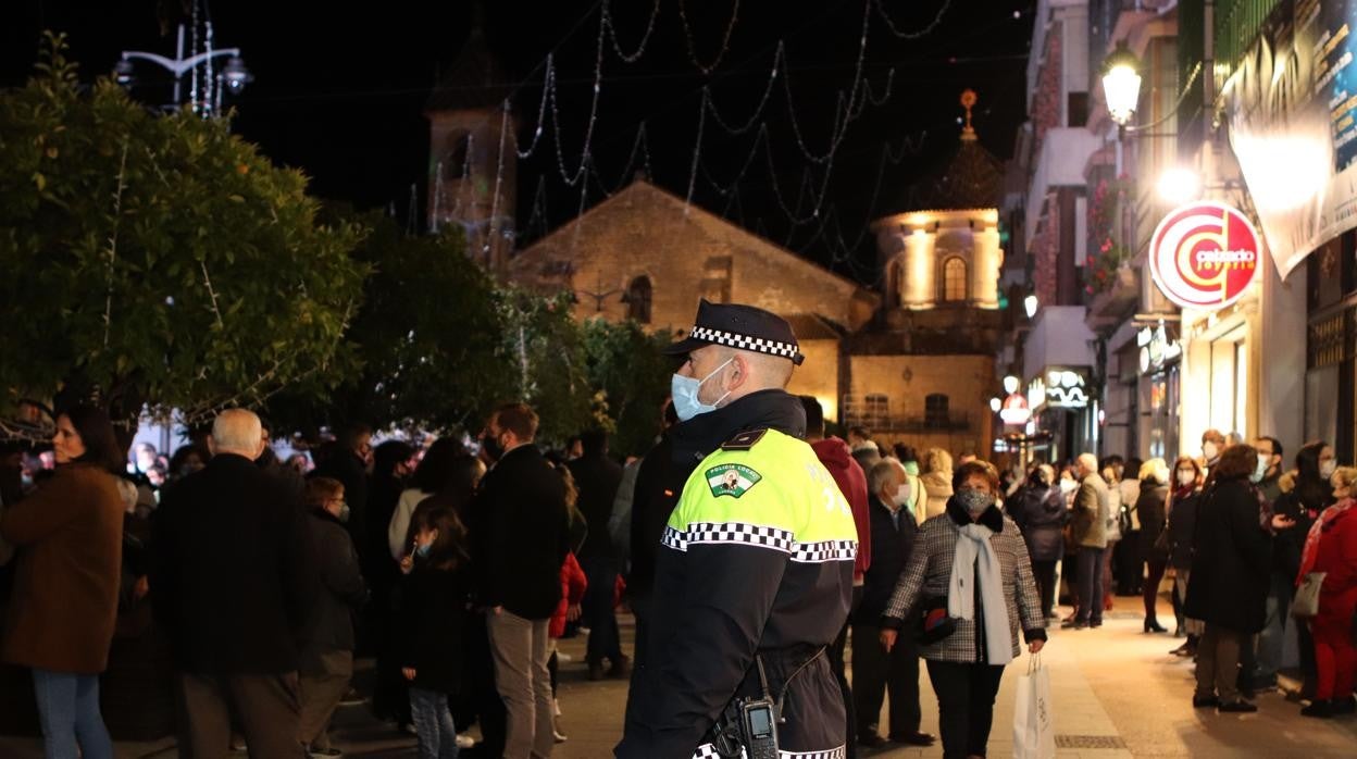 Un agente de la Policía, en el centro de Lucena