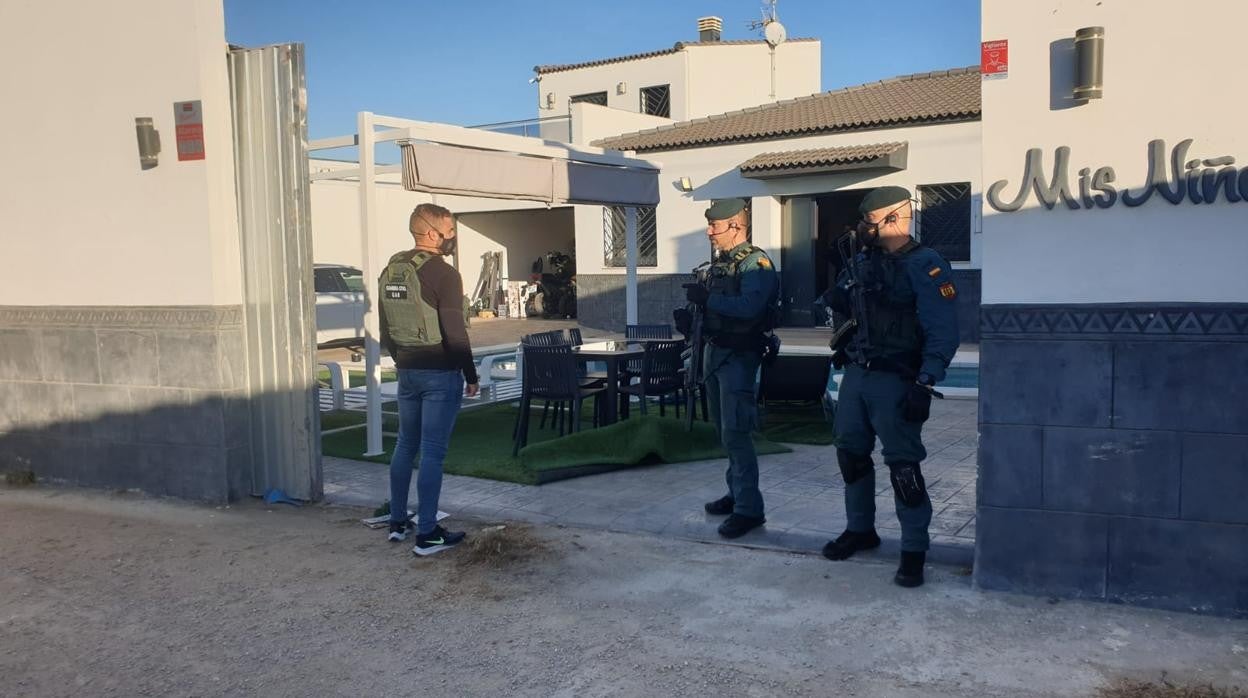 Agentes de la Guardia Civil, este jueves en la vivienda de El Zabal que ya registraron el año pasado