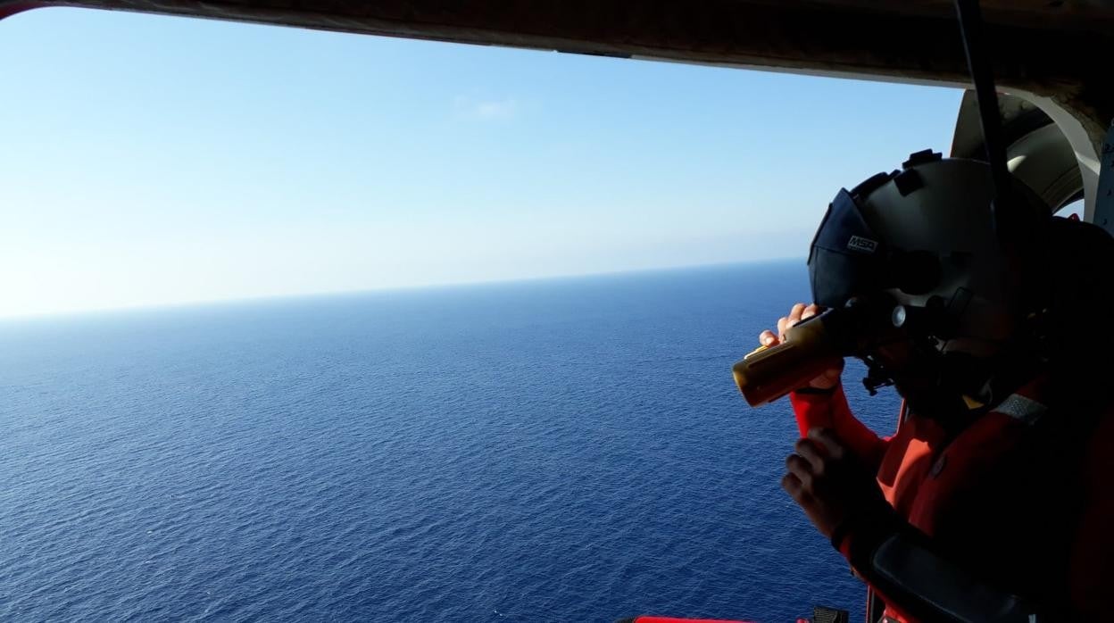 Un helicóptero de Salvamento Marítimo llevando a cabo una búsqueda.