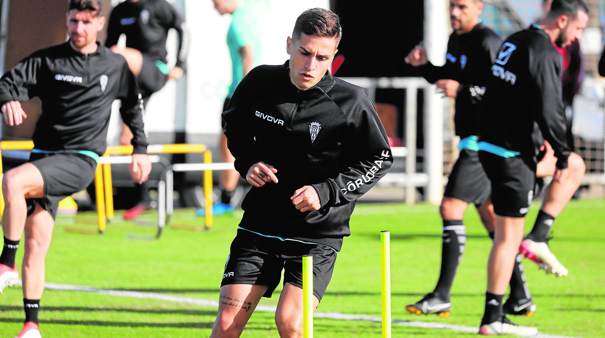 El defensa del Córdoba B Tala en un entrenamiento con el primer equipo