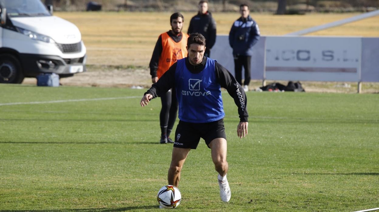 El centrocampista del Córdoba CF Toni Arranz, unos minutos antes de retirarse con problemas físicos