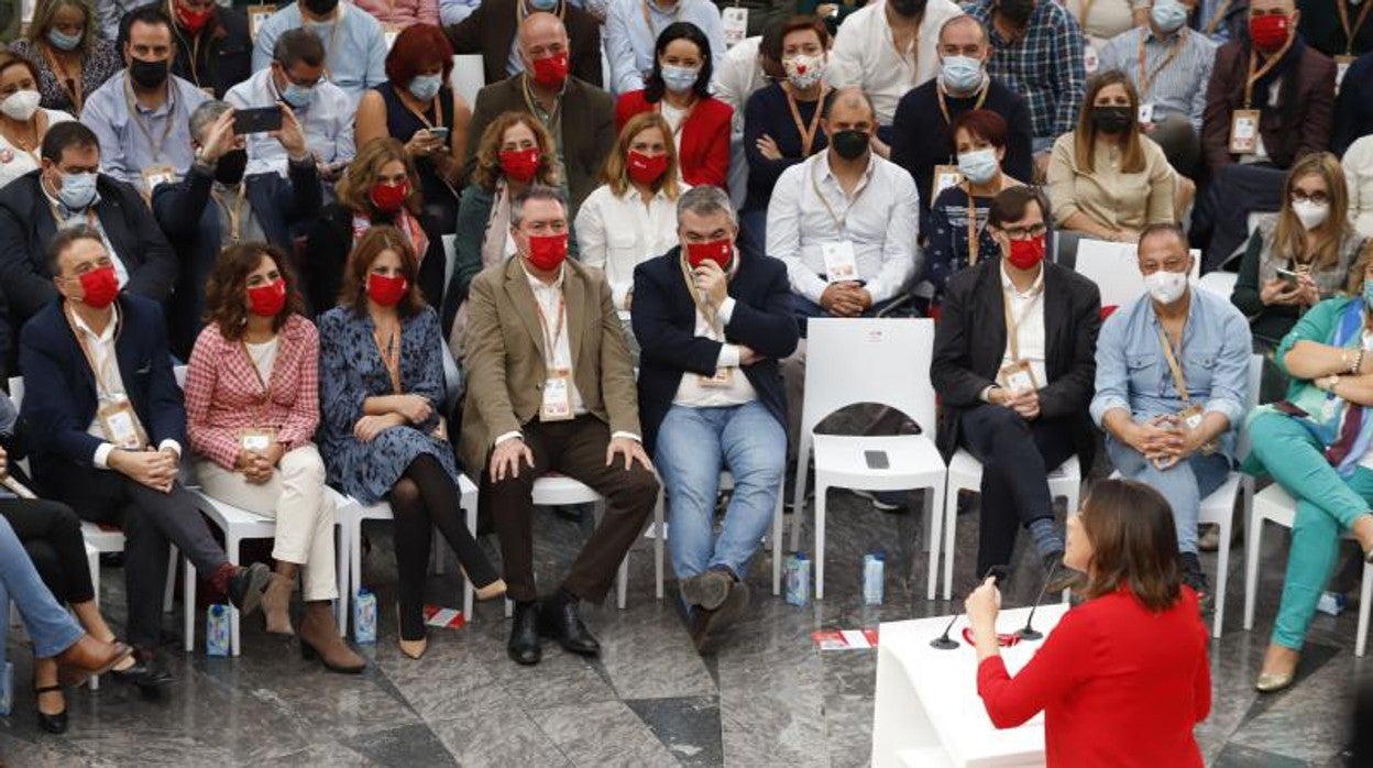 La ministra Montero, Adriana Lastra, Juan Espadas, Santos Cerdán, Salvador Illa y Gómez de Celis en el congreso del PSOE andaluz en Torremolinos